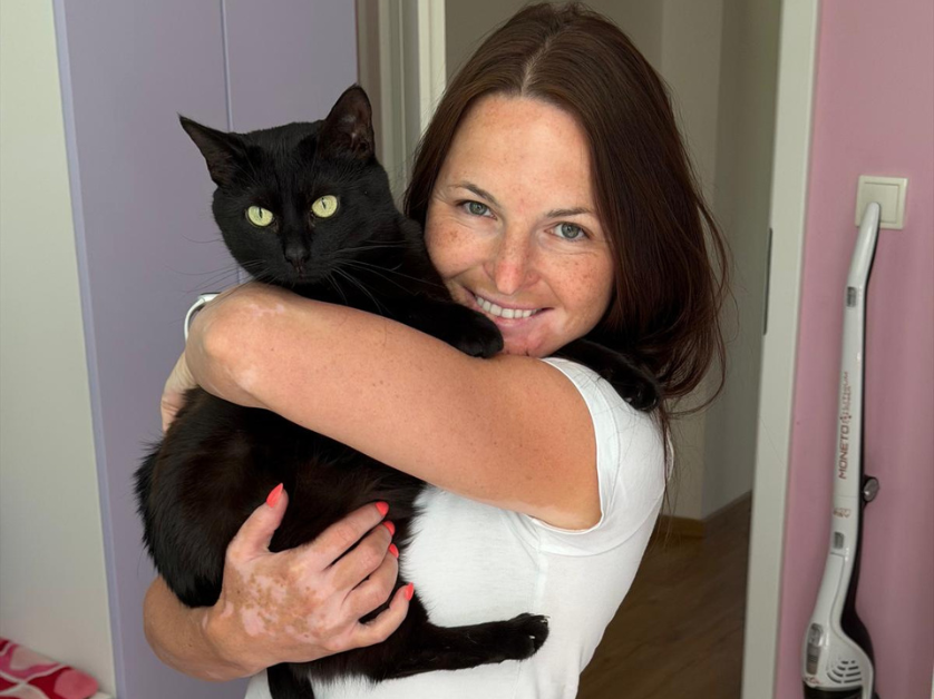 Nikola Chmelíková at home with her cat