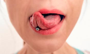 Jak piercing v jazyku ovlivňuje zdraví Vašich zubů