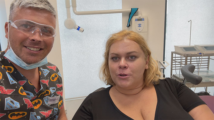 Zpětná vazba od pacientky po obnově všech zubů na implantátech